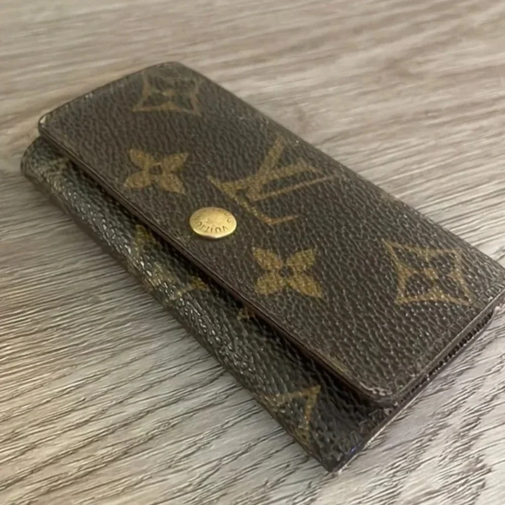 - Auc LV Monogram leather Key Holder
